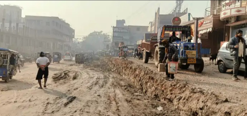 रात 9 बजे से सुबह तक आनंद पथ रहेगा बंद, दिन में वन-वे: मछली मंडी के पास सड़क निर्माण के चलते यातायात में बदलाव 2 1000395323
