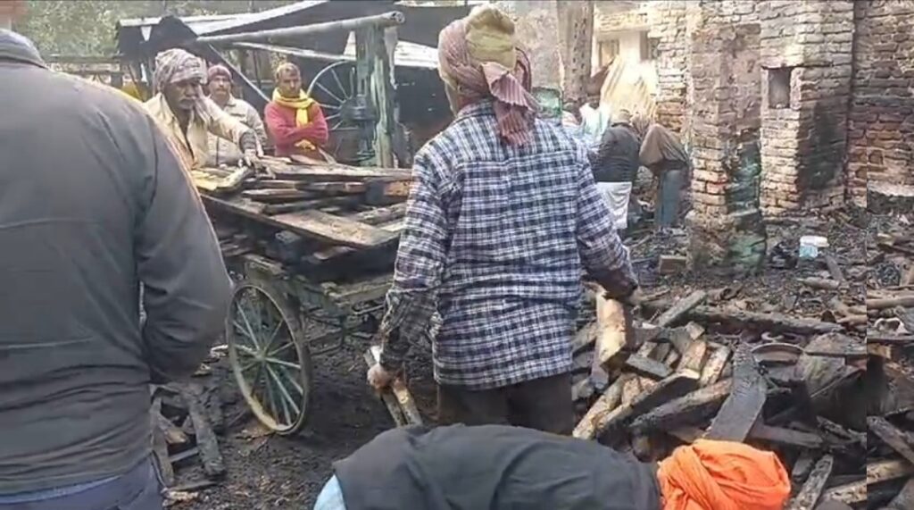 आरा मशीन में लगी भीषण आग, लाखों की संपत्ति जलकर हुई राख 2 1000403954