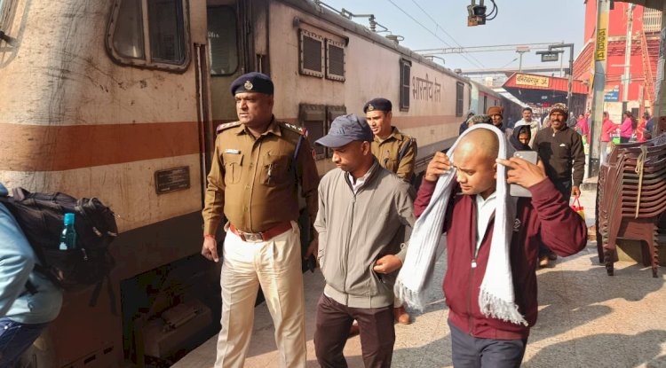 बख्तियारपुर जंक्शन पर दुमका इंटरसिटी का इंजन फेल, यात्री परेशान 2 1000405787