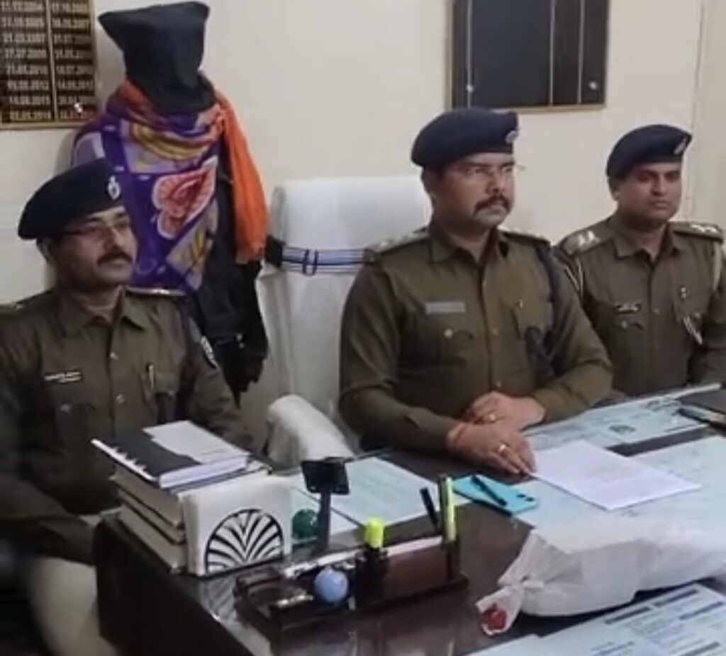 बेतिया में 3.576 किलो चरस बरामद: महिला तस्कर समेत चार गिरफ्तार, दो आरोपी पश्चिम बंगाल के निवासी 2 1000412195
