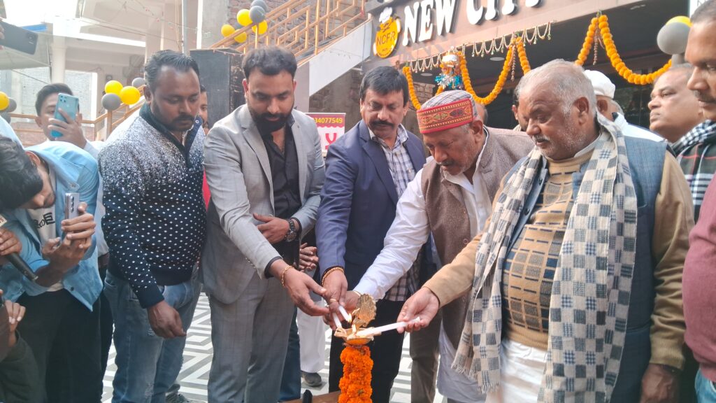 सोहसराय में 'डी ऑपुलेंस सैलून एंड मेकअप सेंटर' का भव्य शुभारंभ 2 1000418563