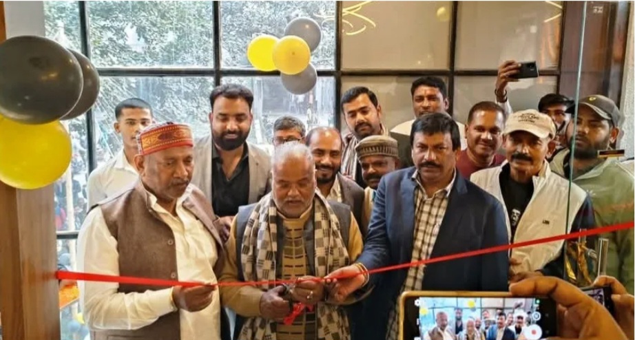 सोहसराय में 'डी ऑपुलेंस सैलून एंड मेकअप सेंटर' का भव्य शुभारंभ 3 1000419135