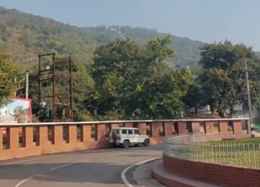 राजगीर: पर्यटकों की भीड़ के बीच सुरक्षा और प्रबंधन के लिए ड्रोन से निगरानी, अवैध पार्किंग पर लगेगा जुर्माना 3 1000419692