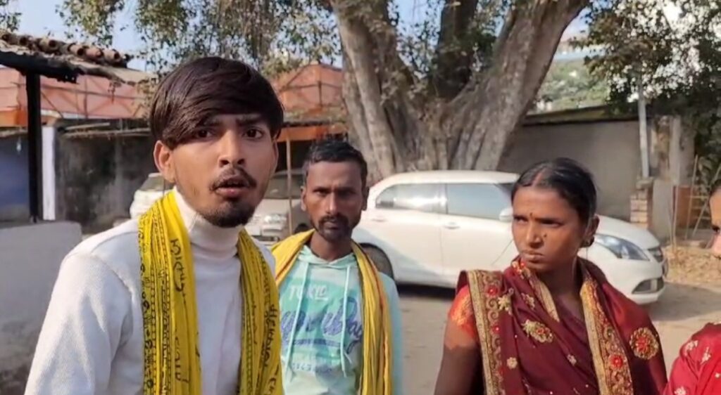 राजगीर: ब्रह्मकुंड स्नान के दौरान दर्जनों महिला पर्यटकों के गहने चोरी, पुलिस की निष्क्रियता पर सवाल 2 1000424941