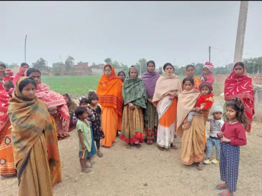 प्रिंसिपल पर शिक्षिका ने लगाए गंभीर आरोप, ग्रामीणों ने आरोपों को बताया झूठा 2 1000426136