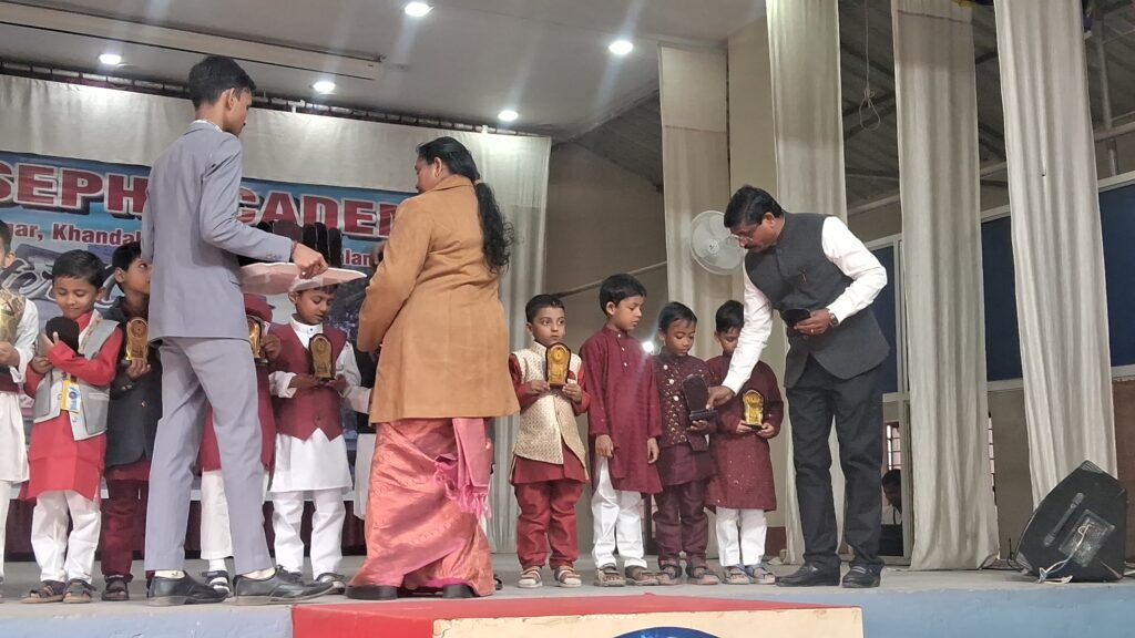 संत जोसेफ अकादमी के 32वें वार्षिकोत्सव पर अंतर-कक्षा क्षेत्रीय नृत्य प्रतियोगिता का आयोजन 3 20241207 095051 1