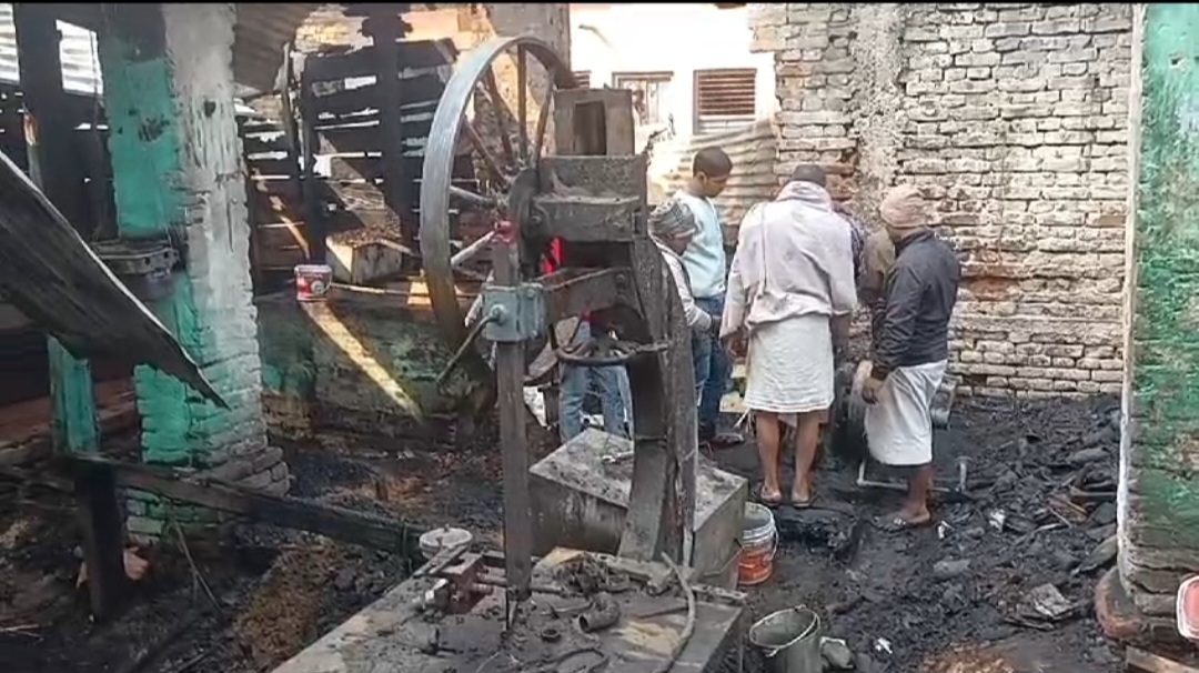 आरा मशीन में लगी भीषण आग, लाखों की संपत्ति जलकर हुई राख 1 Screenshot_20241216_110530_WhatsApp