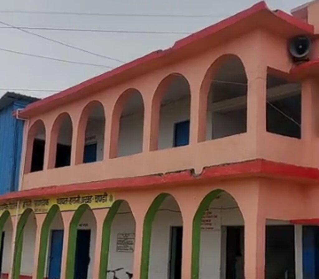 प्रिंसिपल पर शिक्षिका ने लगाए गंभीर आरोप, ग्रामीणों ने आरोपों को बताया झूठा 1 Screenshot_20241231_070645_Dainik Bhaskar