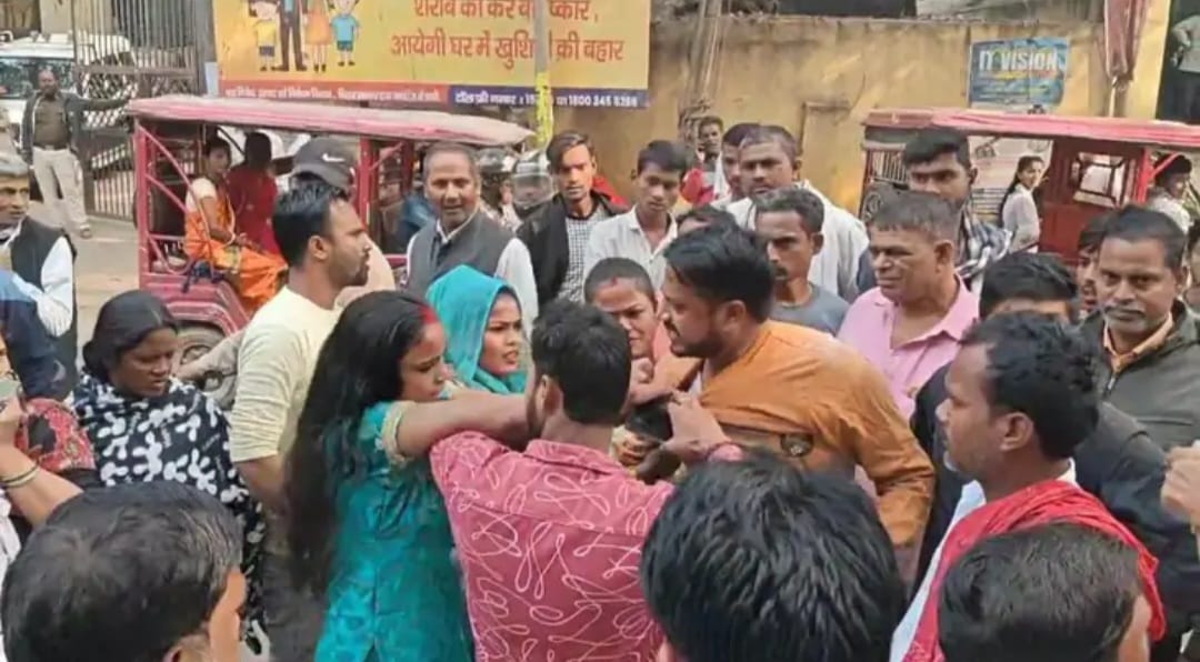बीच सड़क पर दंपती में मारपीट, मामला थाने पहुंचा 1 marpit