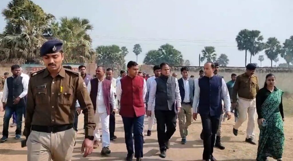 नालंदा जिलाधिकारी शशांक शुभंकर ने हिलसा अनुमंडल का किया निरीक्षण 1 1000479249