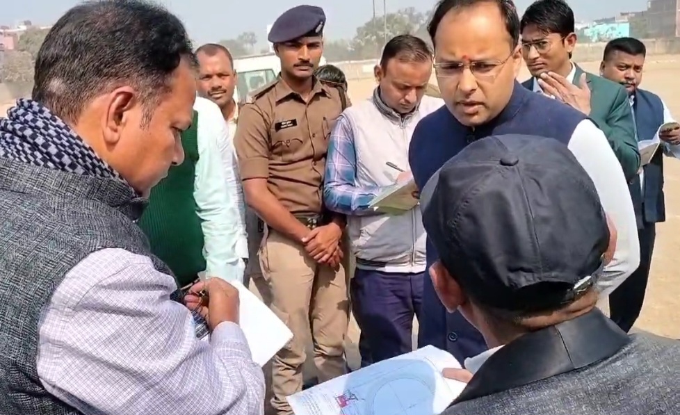 नालंदा जिलाधिकारी शशांक शुभंकर ने हिलसा अनुमंडल का किया निरीक्षण 2 1000479252