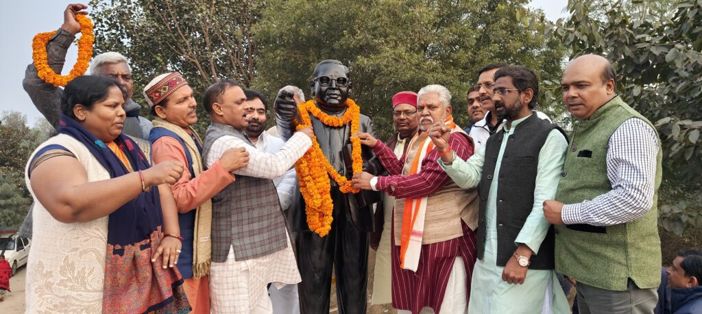 संविधान गौरव अभियान और कर्पूरी ठाकुर जयंती: भाजपा ने किया संविधान निर्माताओं को नमन 1 IMG-20250124-WA0099