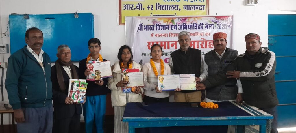 पूर्वी भारत विज्ञान मेला में सफल प्रतिभागी अराधना और शिवम को किया गया सम्मानित 1 amar1