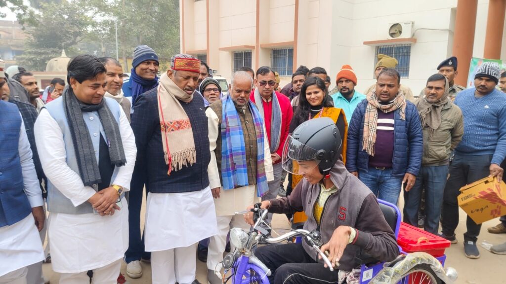 बिहारशरीफ: 23 दिव्यांगजनों को मिला ट्राई साइकिल, मंत्री और सांसद की उपस्थिति में वितरण 1 mantri