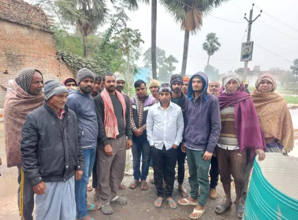 मुख्य सड़क पर नाले का पानी, ग्रामीणों ने दी आंदोलन की चेतावनी 1 nala
