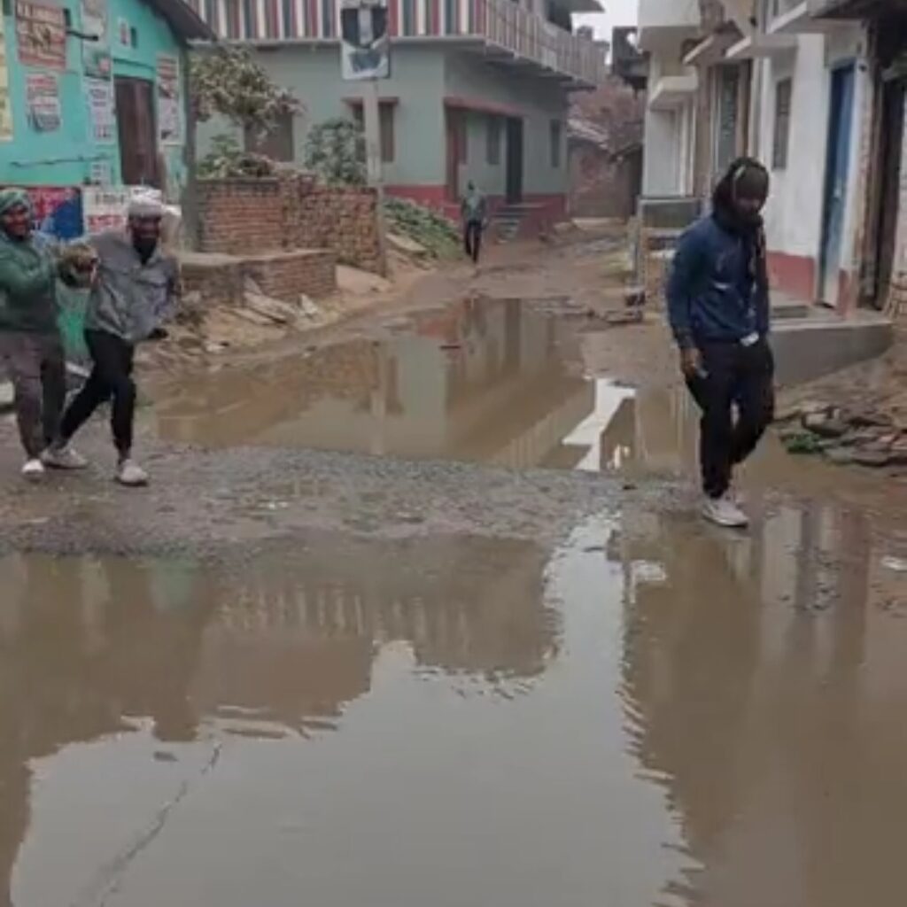 मुख्य सड़क पर नाले का पानी, ग्रामीणों ने दी आंदोलन की चेतावनी 2 nala ka panin
