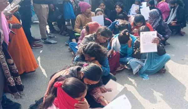 इंटरमीडिएट परीक्षा: सदर SDO काजले वैभव को पहचान नहीं सकी पुलिस , साइकिल से सेंटर पहुंचे, परीक्षा केंद्र का किया निरीक्षण 2 1000482712
