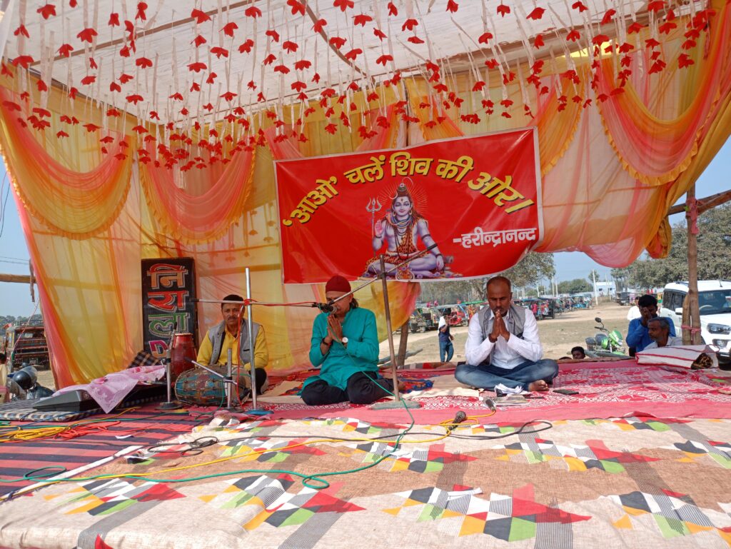 कादीरगंज के चौरा गाँव में विशाल शिव शिष्य सम्मेलन 3 1000505801 1