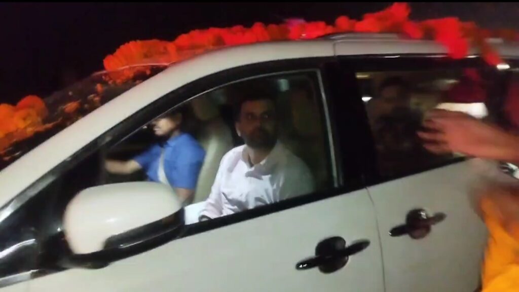 नालंदा मे तेजस्वी यादव का राजद नेत्री आयशा फातिमा के नेतृत्व में सैकड़ों कार्यकर्ताओं ने किया भव्य स्वागत 2 1000509769