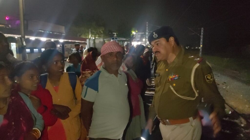 राजगीर रेलवे स्टेशन पर उमड़ी श्रद्धालुओं की भीड़, कुंभ स्नान के लिए प्रयागराज जाने की होड़ 2 1000512209