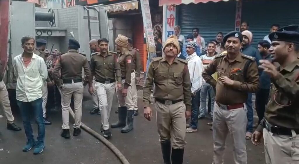 बिहार शरीफ में कपड़ा दुकान में लगी आग, 25 लाख से अधिक की संपत्ति खाक 3 1000516343