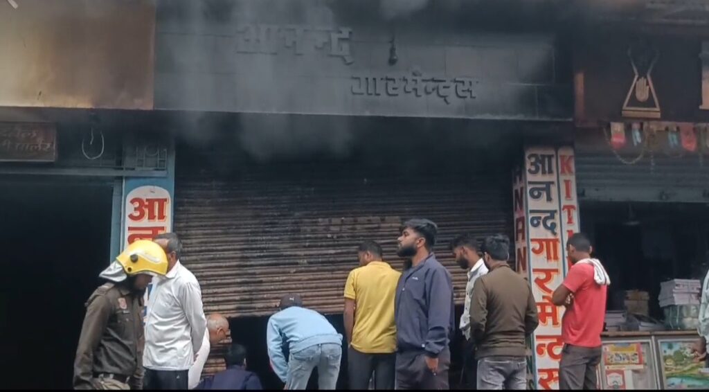 बिहार शरीफ में कपड़ा दुकान में लगी आग, 25 लाख से अधिक की संपत्ति खाक 2 1000516361