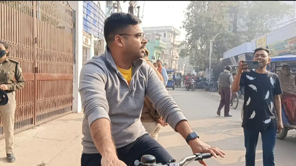 इंटरमीडिएट परीक्षा: सदर SDO काजले वैभव को पहचान नहीं सकी पुलिस , साइकिल से सेंटर पहुंचे, परीक्षा केंद्र का किया निरीक्षण 1 20250201_143443