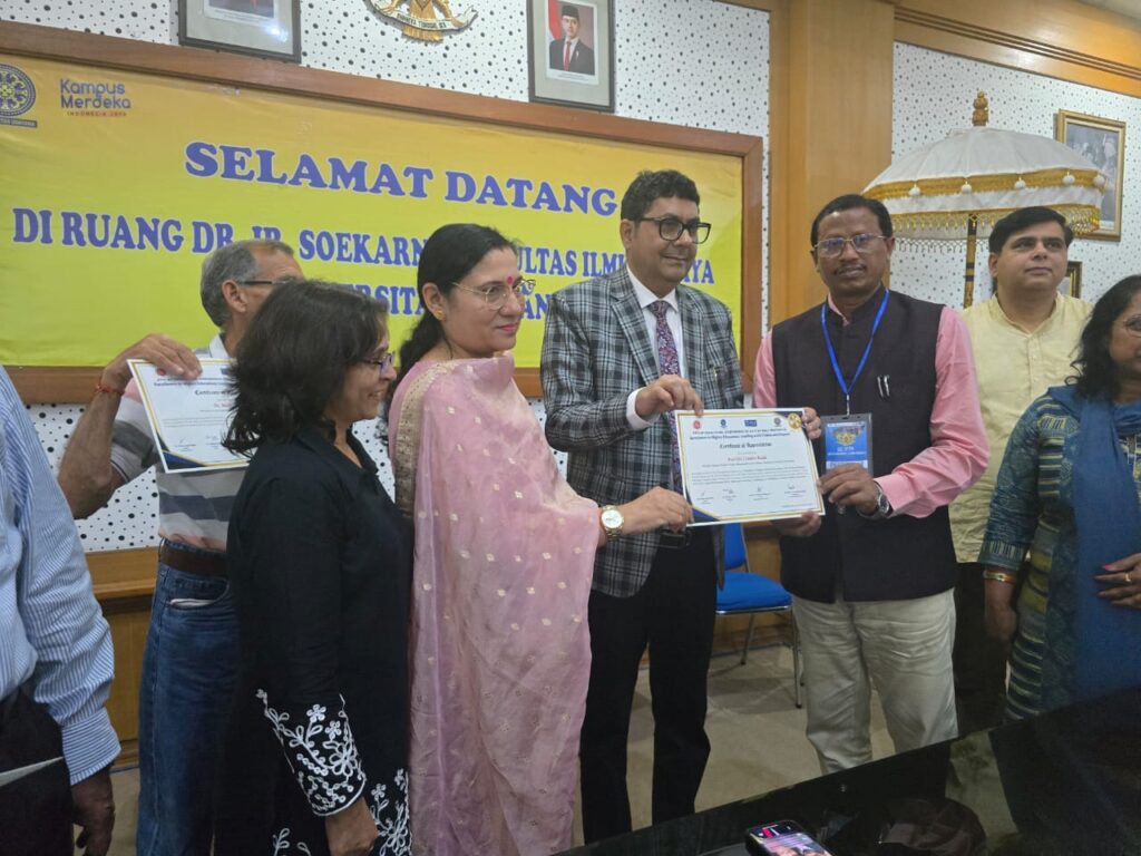 इंडोनेशिया के अंतरराष्ट्रीय सम्मेलन में नालंदा महिला महाविद्यालय के प्रधानाचार्य डॉ. जितेंद्र रजक ने भारतीय उच्च शिक्षा में नवाचार पर दिया व्याख्यान 1 IMG-20250213-WA0087