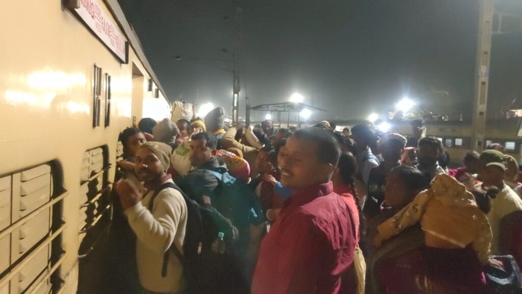 राजगीर रेलवे स्टेशन पर उमड़ी श्रद्धालुओं की भीड़, कुंभ स्नान के लिए प्रयागराज जाने की होड़ 1 IMG-20250219-WA0037