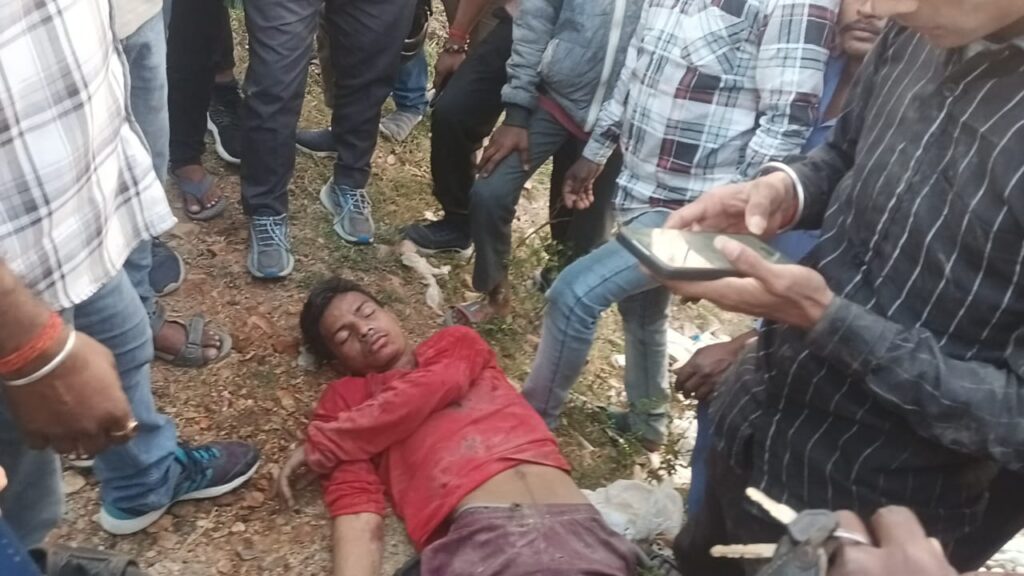 बाइक अनियंत्रित होकर गड्ढे में गिरी, 14 वर्षीय किशोर गंभीर रूप से घायल 1 IMG-20250219-WA0160