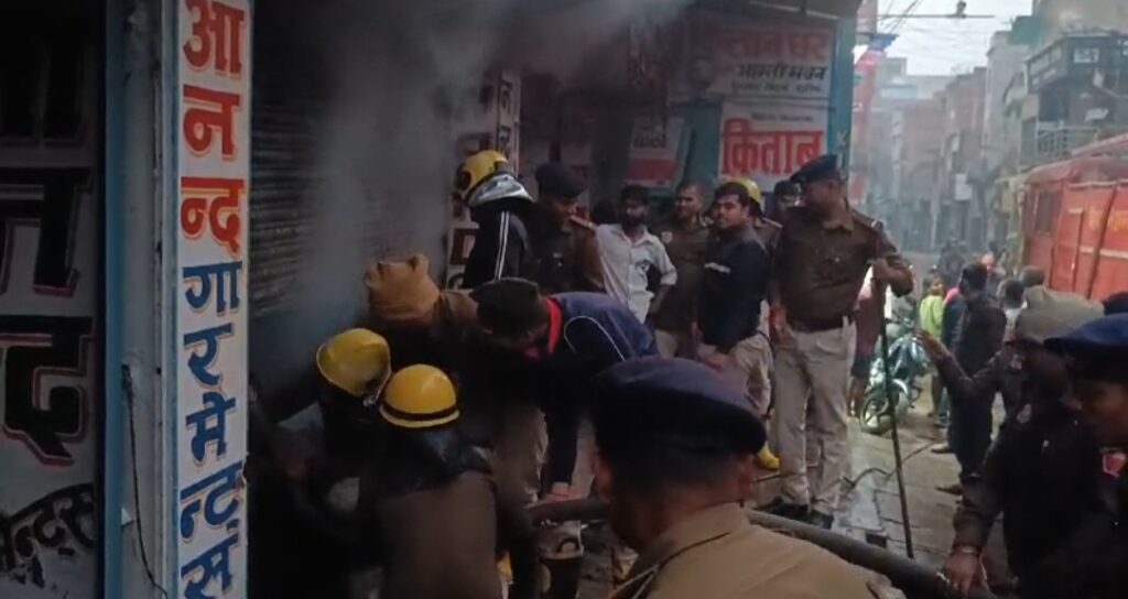बिहार शरीफ में कपड़ा दुकान में लगी आग, 25 लाख से अधिक की संपत्ति खाक 1 Screenshot_20250221_221711_WhatsApp