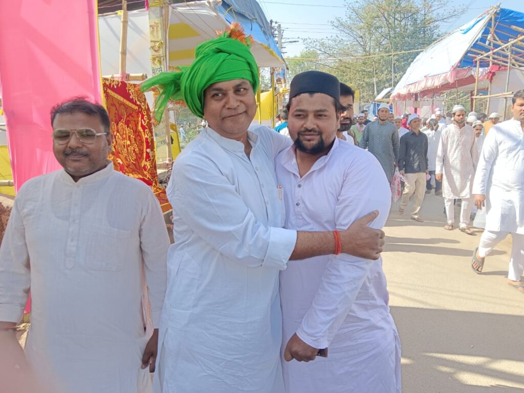 राजद के वरिष्ठ नेता अनिल कुमार अकेला ने ईद के मौके पर बड़ी दरगाह में चादरपोशी कर अदा की नमाज 2 1000582628