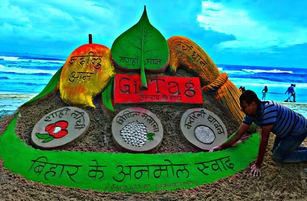 गंगा की रेत पर बिखरा बिहार का अनमोल स्वाद, मधुरेंद्र की कलाकृति बनी बिहार दिवस का आकर्षण 1 IMG-20250324-WA0083