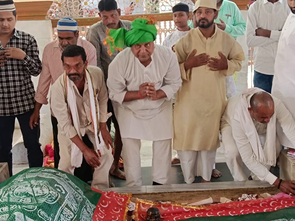 राजद के वरिष्ठ नेता अनिल कुमार अकेला ने ईद के मौके पर बड़ी दरगाह में चादरपोशी कर अदा की नमाज 1 IMG-20250331-WA0097