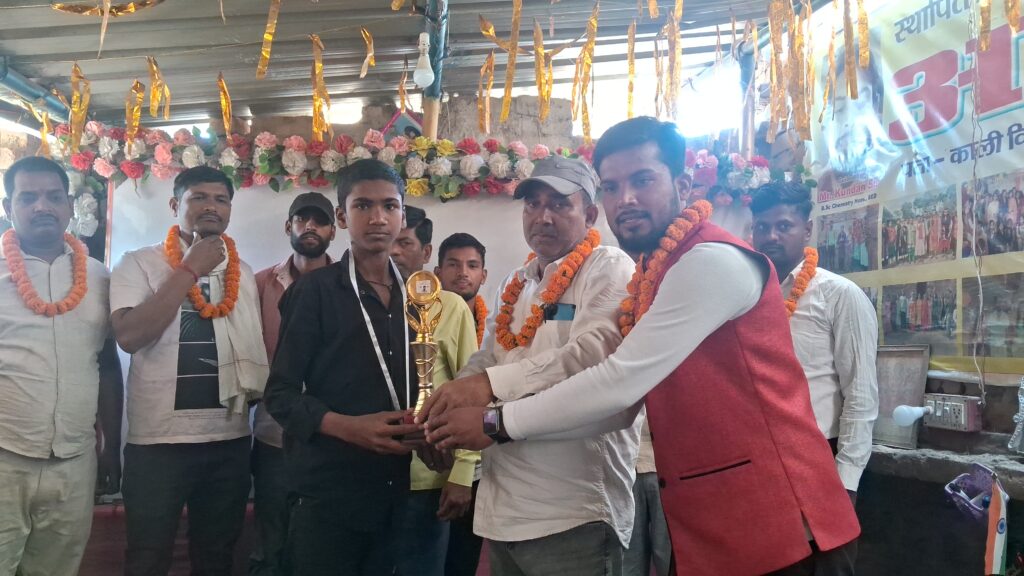 गिरियक प्रखंड के आदर्श कोचिंग सेंटर, काली बिगहा में मैट्रिक परीक्षा के सफल छात्रों का सम्मान समारोह आयोजित 3 1000583722