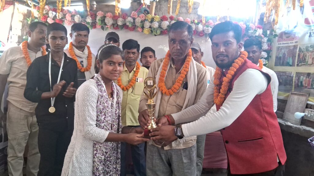 गिरियक प्रखंड के आदर्श कोचिंग सेंटर, काली बिगहा में मैट्रिक परीक्षा के सफल छात्रों का सम्मान समारोह आयोजित 4 1000583726