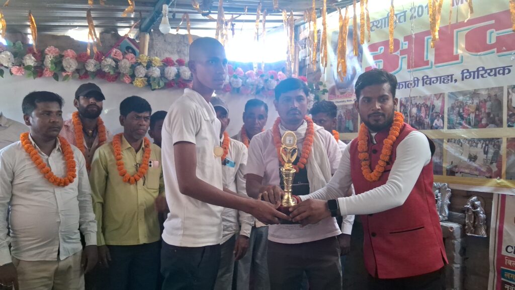 गिरियक प्रखंड के आदर्श कोचिंग सेंटर, काली बिगहा में मैट्रिक परीक्षा के सफल छात्रों का सम्मान समारोह आयोजित 5 1000583754