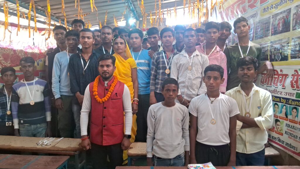 गिरियक प्रखंड के आदर्श कोचिंग सेंटर, काली बिगहा में मैट्रिक परीक्षा के सफल छात्रों का सम्मान समारोह आयोजित 2 1000583780