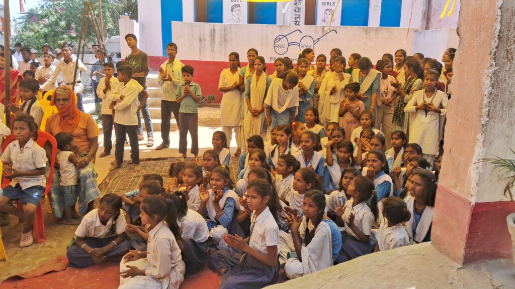 मध्य विद्यालय रैतर में प्रधानाध्यापक अर्जुन प्रसाद का भव्य विदाई समारोह आयोजित 4 1000583855