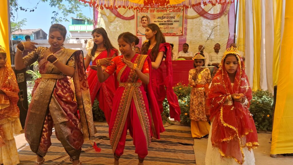 मध्य विद्यालय रैतर में प्रधानाध्यापक अर्जुन प्रसाद का भव्य विदाई समारोह आयोजित 3 1000583861