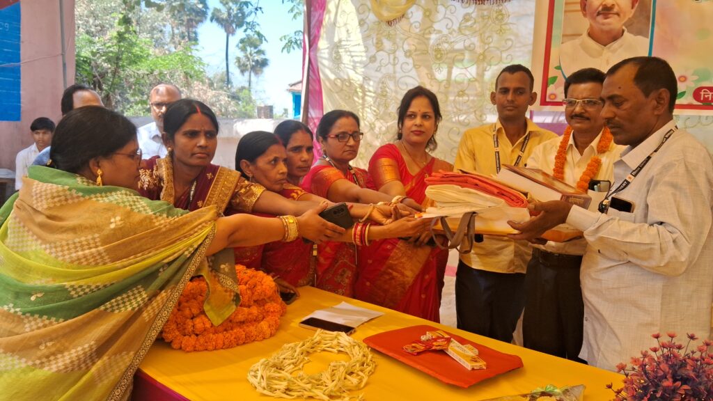 मध्य विद्यालय रैतर में प्रधानाध्यापक अर्जुन प्रसाद का भव्य विदाई समारोह आयोजित 2 1000583878