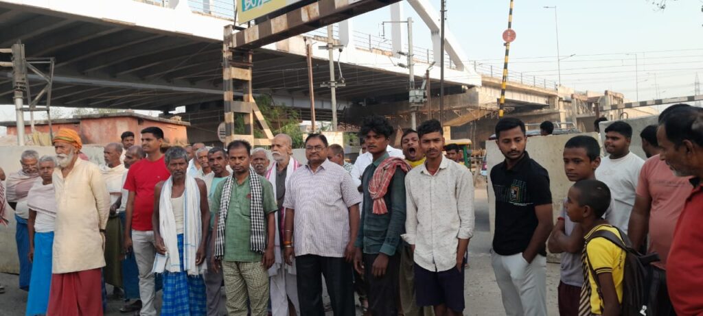 रेलवे ने रात में बंद किया फाटक, स्थानीय लोगों में आक्रोश, अंडरपास निर्माण की मांग 3 1000588406