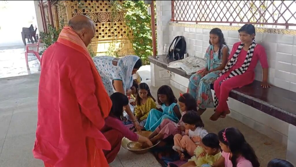 रामनवमी और चैती दुर्गा पूजा के अबसर पर आरसीपी सिंह ने किया पूजा-अर्चना, मुख्यमंत्री नीतीश कुमार के शीघ्र स्वस्थ होने की कामना 2 1000597226