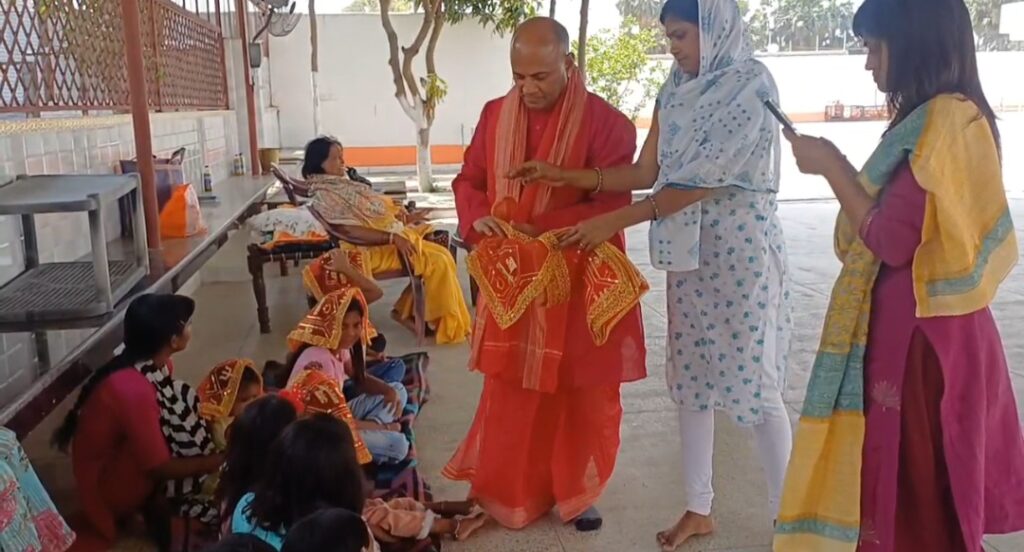 रामनवमी और चैती दुर्गा पूजा के अबसर पर आरसीपी सिंह ने किया पूजा-अर्चना, मुख्यमंत्री नीतीश कुमार के शीघ्र स्वस्थ होने की कामना 3 1000597228