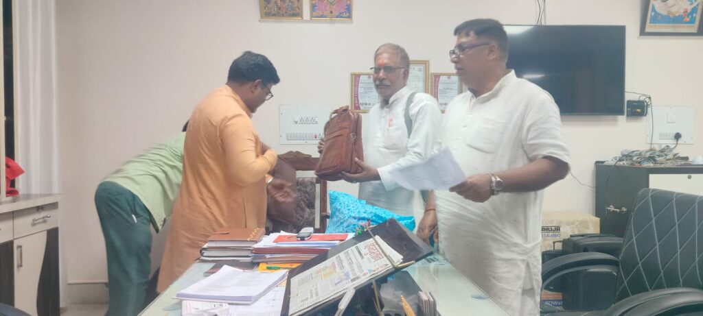 सरस्वती विद्या मंदिर में साधारण सभा के सफल आयोजन के बाद आचार्यगण हुए सम्मानित, नया सत्र 16 अप्रैल से आरंभ 2 1000610545