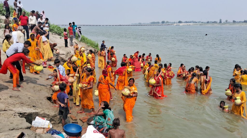 भेड़िया गांव में भव्य प्राण प्रतिष्ठा समारोह, निकाली गई 131 कलशों की शोभायात्रा 3 1000613184