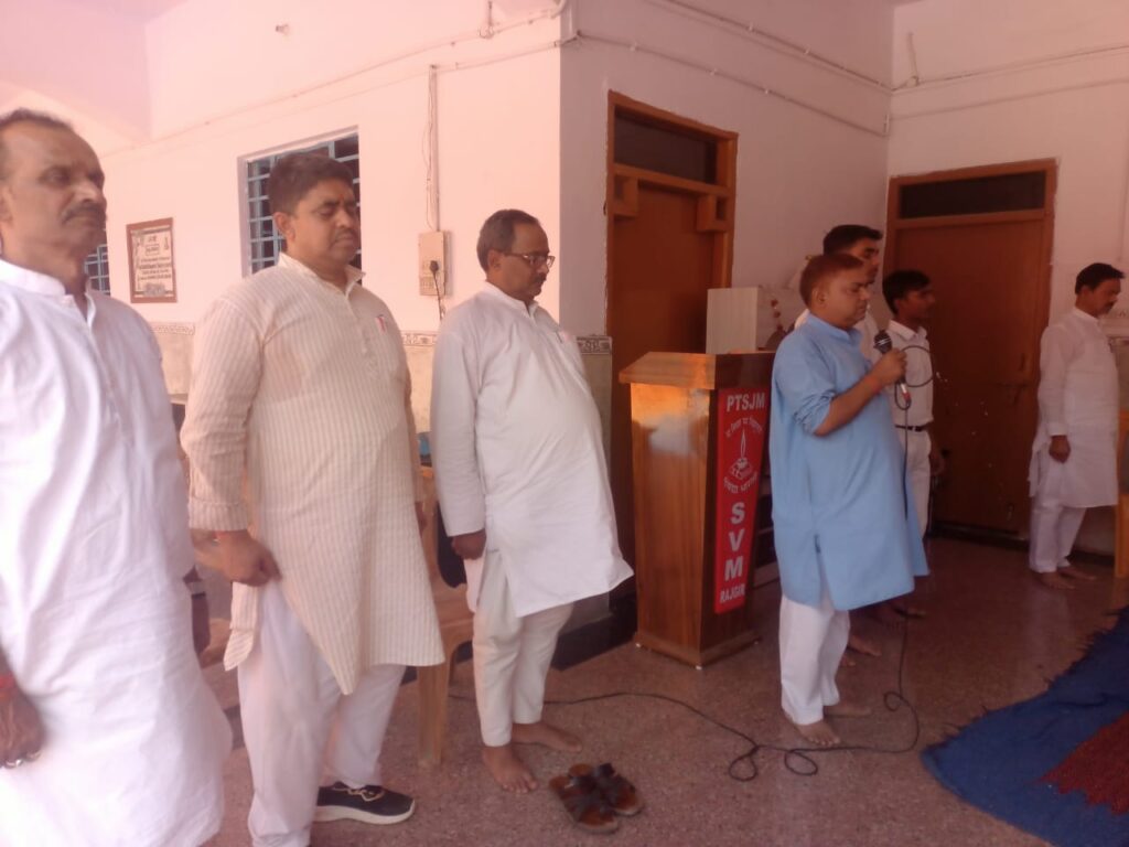 पहलगाम दुर्घटना में दिवंगत पर्यटकों की आत्मा की शांति हेतु सरस्वती विद्या मंदिर, हसनपुर में शोक सभा आयोजित 2 1000629957