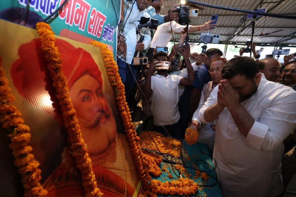 दानवीर भामाशाह की जयंती पर पटना में भव्य आयोजन: अनिल कुमार अकेला सैकड़ों कार्यकर्ताओं संग हुए शामिल, तेजस्वी यादव को भेंट किया धर्म कांटा 3 1000636429