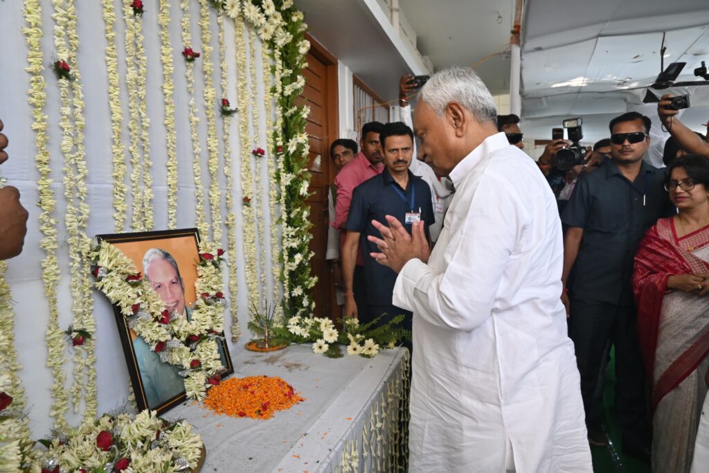 जदयू के राष्ट्रीय महासचिव मनीष वर्मा के पिताजी की चौथी पुण्यतिथि पर श्रद्धांजलि कार्यक्रम में शामिल हुए मुख्यमंत्री नीतीश कुमार 1 1000637666