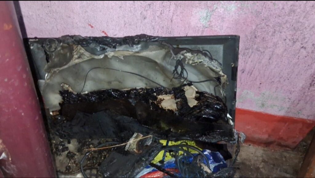 रहुई प्रखंड अंतर्गत सोसंदी गांव में शॉर्ट सर्किट से लगी आग, एक परिवार का सबकुछ जलकर खाक 3 1000638248